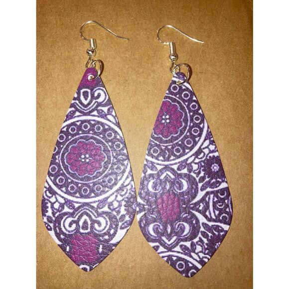 ☀️3/$12☀️ Purple Faux Leather Boho Style Dangle Earrings - Picture 1 of 4